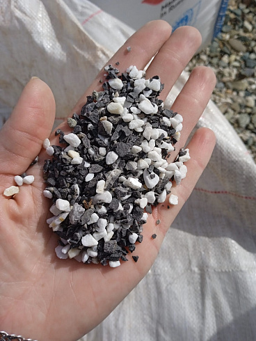 Kamenclub.ru: Мраморная крошка (щебень галтованный микс:: белый-черный) фр.5-10 мм  купить во Владимире мрамор белый, черный, молочный, серый галтовка мраморная окатанная декоративная ландшафтная 15500 руб/т   фото КАМЕНЬ КЛУБ