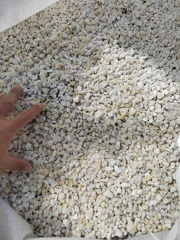 Kamenclub.ru: Мраморная крошка, щебень, цвет-белый, фр. 5-10 мм.  купить во Владимире мрамор белый, айвори, молочный мраморная каменная крошка ландшафтная 12000 руб/т   фото КАМЕНЬ КЛУБ