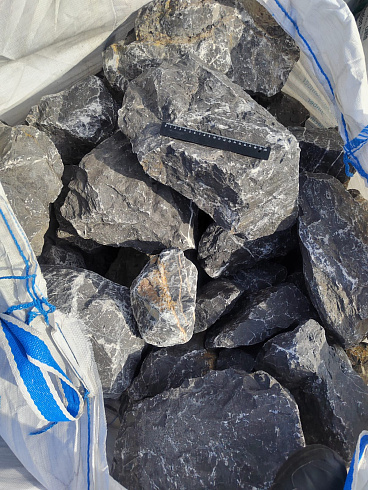 Kamenclub.ru: Черный мрамор скальник фр. 100-500 мм.  купить во Владимире мрамор черный белый серый крупный колотый валун ландшафтный 8500 руб/т   фото КАМЕНЬ КЛУБ