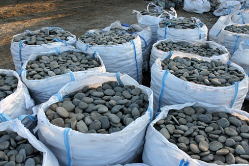 Kamenclub.ru: Галька речная плоская (темно-серая) фр. 100-200-300 мм. купить  во Владимире галька речная плоская темно-серый, серый, синий речной галечник плоский 9000 руб/т   фото КАМЕНЬ КЛУБ