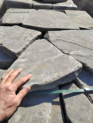 Kamenclub.ru: Песчаник пластушка светло-серый (4,0 - 6,0 см)  купить во Владимире плитняк - пластушка светло-серый песчаник 12600 руб/м3   фото КАМЕНЬ КЛУБ