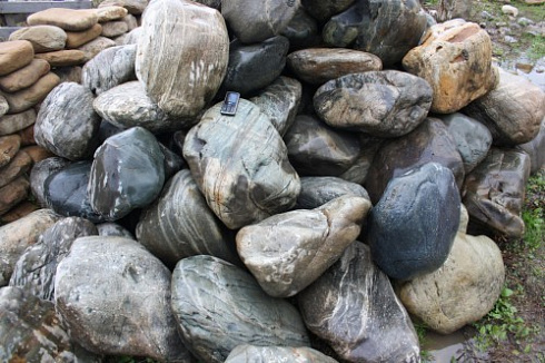 Kamenclub.ru: Речной валун Кабанчик фр.300-500 мм.  купить во Владимире крупный природный камень галька серый, темно-серый речной валун галечник масштабный 7000 руб/т   фото КАМЕНЬ КЛУБ