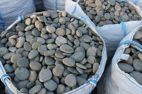 Kamenclub.ru: Галька речная плоская (ассорти) фр. 100-200-300 мм. купить  во Владимире галька плоская разноцветная серый белый темно-серый синий речная галька ландшафтная 8000 руб/т   фото КАМЕНЬ КЛУБ