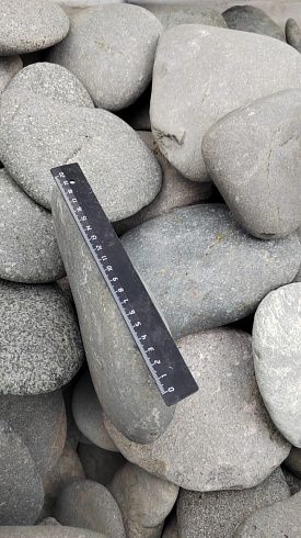 Kamenclub.ru: Галька речная плоская (темно-серая) фр. 70-150 мм. купить  во Владимире галечник природный темно-серый серый синий речная плоская природная окатанная  9000 руб/т   фото КАМЕНЬ КЛУБ