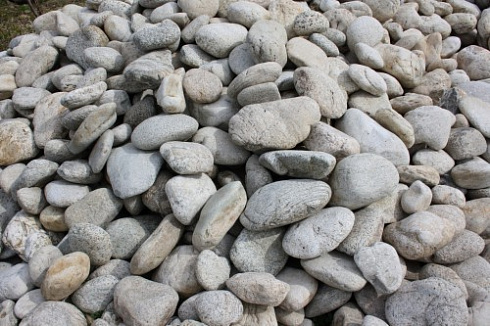 Kamenclub.ru: Бело-серый валунчик фр.100-300 мм.  купить во Владимире крупный камень для ландшафта серый, белый бело-серый валун крупная галька 4500 руб/т   фото КАМЕНЬ КЛУБ