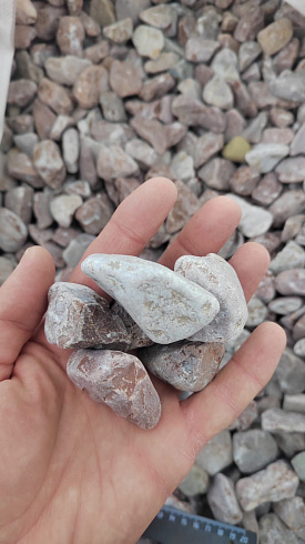 Kamenclub.ru: Мраморная крошка (щебень галтованный розовый) фр.20-40 мм.  купить во Владимире мрамор розовый, красный оголтованный округлый щебень  15000 руб/т   фото КАМЕНЬ КЛУБ