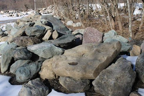 Kamenclub.ru: Гранит скальник (серо-зеленый) фр. 500-1500 мм.  купить во Владимире гранит мрамор  серый зеленый темно-серый глыба скальная колотая ландшафтная 7 500 руб/т   фото КАМЕНЬ КЛУБ