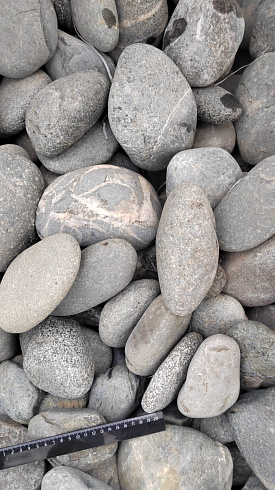 Kamenclub.ru: Галька речная окат (темно-серая) фр. 70-150 мм. купить  во Владимире галька речная темно-серая, синяя, серая речная галька округлая  8000 руб/т   фото КАМЕНЬ КЛУБ
