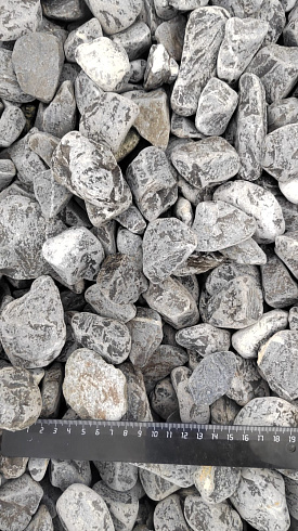 Kamenclub.ru: Щебень галтованный черный (мрамор) фр.40-70 мм.  купить во Владимире мрамор черный с белыми прожилками, черный, белый щебень галтованный округлый 13500 руб/т   фото КАМЕНЬ КЛУБ