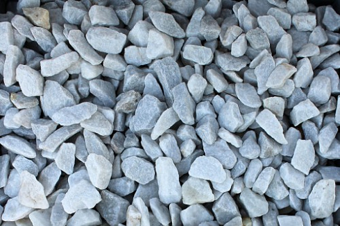 Kamenclub.ru: Мраморная крошка, щебень, цвет-белый,  фр. 20-40 мм.  купить во Владимире мрамор белый молочный слоновая кость айвори  мраморная крошка ландшафтная 12000 руб/т   фото КАМЕНЬ КЛУБ