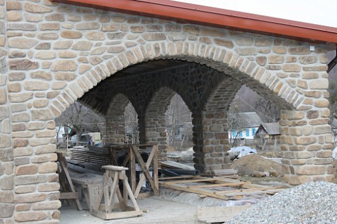 Kamenclub.ru: Песчаник для строительства и кладки блочный (фр 100-200 мм)  купить во Владимире песчаник бежевый серый рыжий валун мелкий для строительства песчаник 6500 руб/т   фото КАМЕНЬ КЛУБ