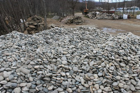 Kamenclub.ru: Галька речная плоская (ассорти) фр. 100-200-300 мм купить  во Владимире галька галечник природный серый, белый темно-серый синий рыжий светло-серый природная галька плоская крупная 8000 руб/т   фото КАМЕНЬ КЛУБ