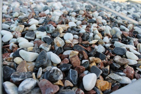 Kamenclub.ru: Мраморная крошка (щебень галтованный микс:белый-черный-розовый-медовый) фр.10-20 мм.  купить во Владимире мрамор белый, медовый, черный, розовый мраморный декоративный ландшафтный окатанный округлый галтованный щебень 15500 руб/т   фото КАМЕНЬ КЛУБ