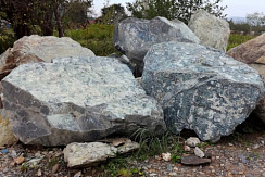 Kamenclub.ru: Змеевик скальник фр. 500-1500 мм.  купить во Владимире змеевик зеленый серый черный глыба скальная колотая 7500 руб/т   фото КАМЕНЬ КЛУБ