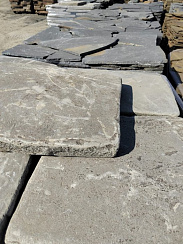 Kamenclub.ru: Песчаник пластушка светло-серый (2,0 см)  купить во Владимире плитняк- ластушка светло-серый, серый рваный ландшафтный плитняк колотый 13800 руб/м3   фото КАМЕНЬ КЛУБ