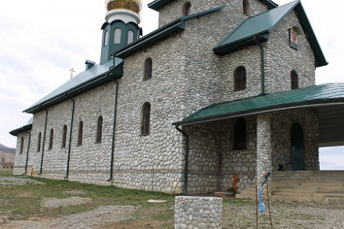 Kamenclub.ru: Галька речная плоская (бело-серая) фр. 100-200-300 мм. купить  во Владимире галька речная плоская серый, белый, бело-серый, серо-белый речная галька плоская  9000 руб/т   фото КАМЕНЬ КЛУБ