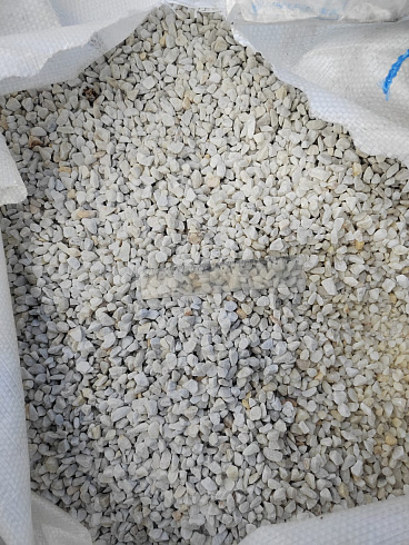Kamenclub.ru: Мраморная крошка, щебень, цвет-белый, фр. 5-10 мм.  купить во Владимире мрамор белый, айвори, молочный мраморная каменная крошка ландшафтная 12000 руб/т   фото КАМЕНЬ КЛУБ