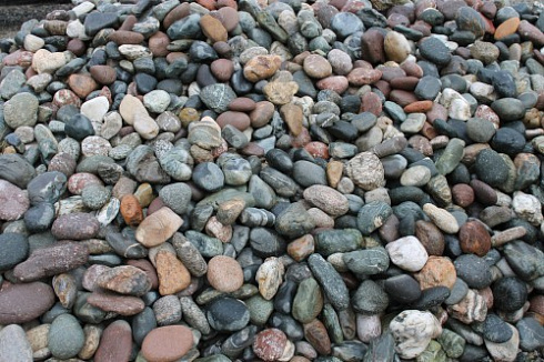 Kamenclub.ru: Галька окат (цветная картошка) фр. 50-100 мм. купить  во Владимире галька природная окатанная серый белый цветной синий темно-серый коричневый округлый галечник окатанный 6800 руб/т   фото КАМЕНЬ КЛУБ