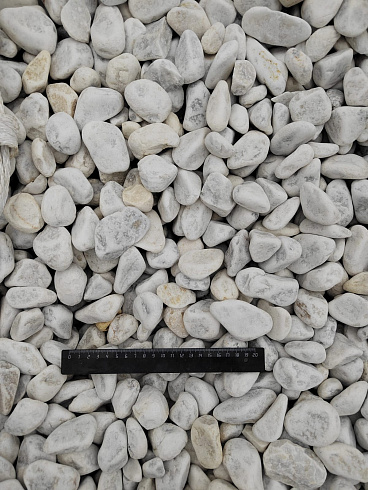 Kamenclub.ru: Мраморная крошка (щебень галтованный белый) фр.40-70 мм.  купить во Владимире мрамор белый молочный айвори окатанный округлый природный камень 17000 руб/т   фото КАМЕНЬ КЛУБ