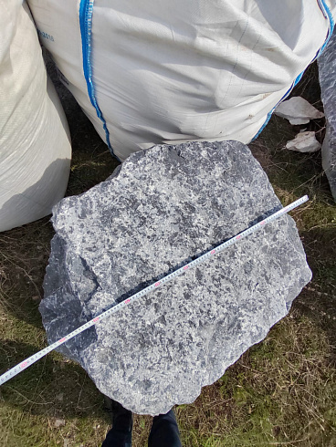 Kamenclub.ru: Черный мрамор скальник фр. 1000-1500 мм.  купить во Владимире мрамор черный белый серый крупный колотый валун ландшафтный 9000 руб/т   фото КАМЕНЬ КЛУБ