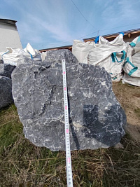 Kamenclub.ru: Черный мрамор скальник фр. 1000-1500 мм.  купить во Владимире мрамор черный белый серый крупный колотый валун ландшафтный 9000 руб/т   фото КАМЕНЬ КЛУБ