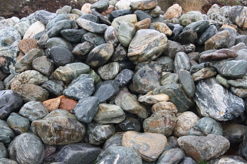 Kamenclub.ru: Ландшафтные валунчики фр.100-500 мм.  купить во Владимире крупный природный камень серый, темно-серый, светло-серый речной валун крупный 4800 руб/т   фото КАМЕНЬ КЛУБ