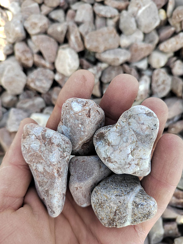 Kamenclub.ru: Мраморная крошка (щебень галтованный розовый) фр.20-40 мм.  купить во Владимире мрамор розовый, красный оголтованный округлый щебень  15000 руб/т   фото КАМЕНЬ КЛУБ