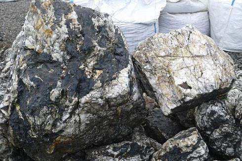 Kamenclub.ru: Черный гранит - кварцит фр. 500-1000 мм.  купить во Владимире гранит кварцит черный серый белый скальный колотый валун 9750 руб/т   фото КАМЕНЬ КЛУБ