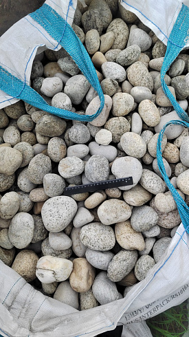 Kamenclub.ru: Галька речная окат (серо-белая) фр. 70-120 мм купить  во Владимире галька галечник бело-серая, серо-белая, серая, белая речная природная галька  8000 руб/т   фото КАМЕНЬ КЛУБ