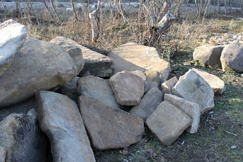 Kamenclub.ru: Песчаник плиты - плахи - пошаговые дорожки (фр. 70-150 мм)  купить во Владимире песчаник серый бежевый желтый зеленый колотый песчаник строительный 6500 руб/т   фото КАМЕНЬ КЛУБ