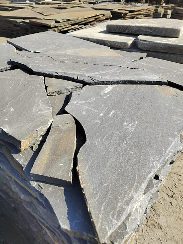 Kamenclub.ru: Песчаник пластушка светло-серый (3,0 см)  купить во Владимире песчаник светло-серый, серый песчаник рваный ландшафтный колотый 13800 руб/м3   фото КАМЕНЬ КЛУБ