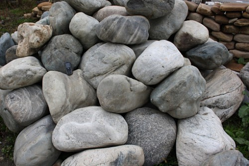 Kamenclub.ru: Речной валун Кабанчик фр.300-500 мм.  купить во Владимире крупный природный камень галька серый, темно-серый речной валун галечник масштабный 7000 руб/т   фото КАМЕНЬ КЛУБ