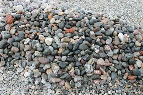 Kamenclub.ru: Галька окат (цветная картошка) фр. 50-100 мм. купить  во Владимире галька природная окатанная серый белый цветной синий темно-серый коричневый округлый галечник окатанный 6800 руб/т   фото КАМЕНЬ КЛУБ