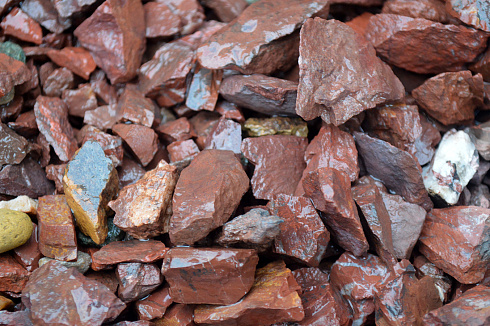 Kamenclub.ru: Щебень крошка красный (ЯШМА) фр. 10-20 мм.  купить во Владимире яшма красный, бордовый, оранжевый, рыжий декоративный каменный ландшафтный щебень колотый 9000 руб/т   фото КАМЕНЬ КЛУБ