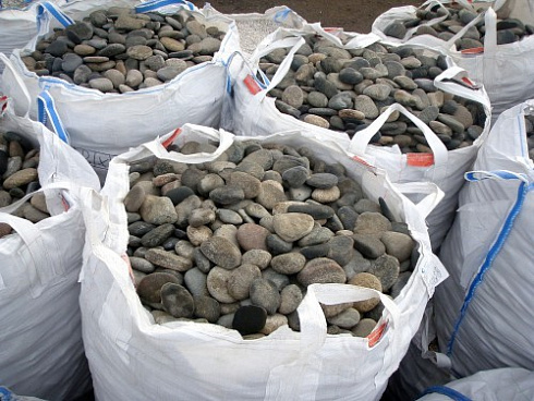 Kamenclub.ru: Галька речная плоская (ассорти) фр. 70-150 мм. купить  во Владимире галька галечник серый белый темно-серый синий светло-серый плоская природная галька  9000 руб/т   фото КАМЕНЬ КЛУБ