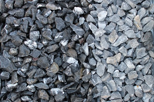 Kamenclub.ru: Щебень крошка черный (мрамор) фр. 20-40 мм.  купить во Владимире мрамор черный с белыми прожилками мраморная каменная крошка 11000 руб/т   фото КАМЕНЬ КЛУБ