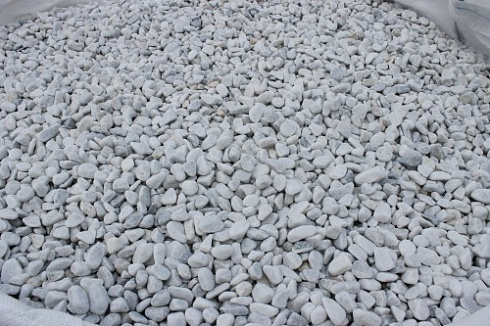 Kamenclub.ru: Мраморная крошка (щебень галтованный белый) фр.10-20 мм.  купить во Владимире мрамор белый, молочный, айвори окатанный округлый декоративный ландшафтный щебень 17000 руб/т   фото КАМЕНЬ КЛУБ