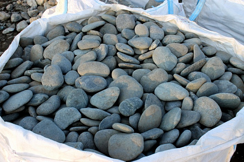 Kamenclub.ru: Галька речная плоская (темно-серая) фр. 70-150 мм. купить  во Владимире галечник природный темно-серый серый синий речная плоская природная окатанная  9000 руб/т   фото КАМЕНЬ КЛУБ
