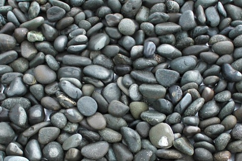 Kamenclub.ru: Галька речная окат (темно-серая) фр. 70-150 мм. купить  во Владимире галька речная темно-серая, синяя, серая речная галька округлая  8000 руб/т   фото КАМЕНЬ КЛУБ
