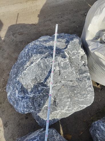 Kamenclub.ru: Черный мрамор скальник фр. 1000-1500 мм.  купить во Владимире мрамор черный белый серый крупный колотый валун ландшафтный 9000 руб/т   фото КАМЕНЬ КЛУБ