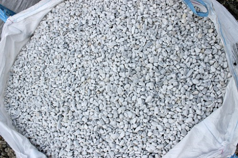 Kamenclub.ru: Мраморная крошка (щебень галтованный белый) фр.10-20 мм.  купить во Владимире мрамор белый, молочный, айвори окатанный округлый декоративный ландшафтный щебень 17000 руб/т   фото КАМЕНЬ КЛУБ