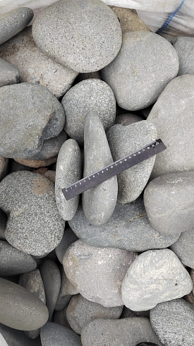 Kamenclub.ru: Галька речная плоская (темно-серая) фр. 70-150 мм. купить  во Владимире галечник природный темно-серый серый синий речная плоская природная окатанная  9000 руб/т   фото КАМЕНЬ КЛУБ