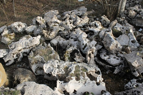 Kamenclub.ru: Выветренный известняк (степной) фр. 500-1500 мм.  купить во Владимире    10000 руб/т   фото КАМЕНЬ КЛУБ