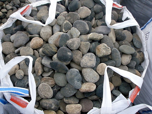 Kamenclub.ru: Галька речная плоская (ассорти) фр. 100-200-300 мм. купить  во Владимире галька плоская разноцветная серый белый темно-серый синий речная галька ландшафтная 8000 руб/т   фото КАМЕНЬ КЛУБ