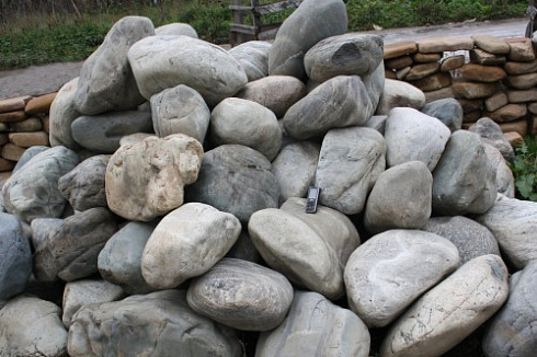 Kamenclub.ru: Речной валун Кабанчик фр.300-500 мм.  купить во Владимире крупный природный камень галька серый, темно-серый речной валун галечник масштабный 7000 руб/т   фото КАМЕНЬ КЛУБ