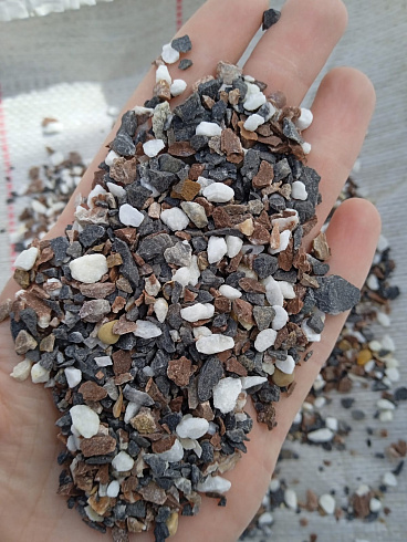 Kamenclub.ru: Мраморная крошка (щебень крошка микс : белый-черный-розовый) фр. 5-10 мм.  купить во Владимире мрамор белый, черный, розовый, разноцветный микс декоративная мраморная каменная крошка 12000 руб/т   фото КАМЕНЬ КЛУБ