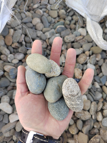 Kamenclub.ru: Галька речная окат (пестрая) фр. 20-40 мм. купить  во Владимире галька речная пестрая, серая, серые оттенки галька речная окатанная округлая 5000 руб/т   фото КАМЕНЬ КЛУБ