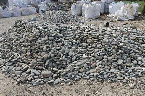 Kamenclub.ru: Галька речная плоская (ассорти) фр. 70-150 мм. купить  во Владимире галька галечник серый белый темно-серый синий светло-серый плоская природная галька  9000 руб/т   фото КАМЕНЬ КЛУБ