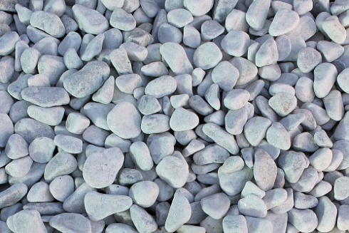 Kamenclub.ru: Мраморная крошка (щебень галтованный белый), фр.20-40 мм.  купить во Владимире мрамор белый бежевый молочный мраморный щебень декоративный 17000 руб/т   фото КАМЕНЬ КЛУБ