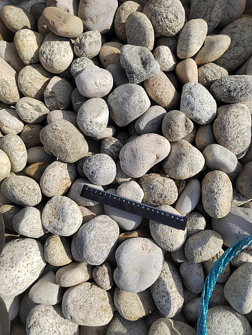 Kamenclub.ru: Галька речная окат (серо-белая) фр. 70-120 мм купить  во Владимире галька галечник бело-серая, серо-белая, серая, белая речная природная галька  8000 руб/т   фото КАМЕНЬ КЛУБ
